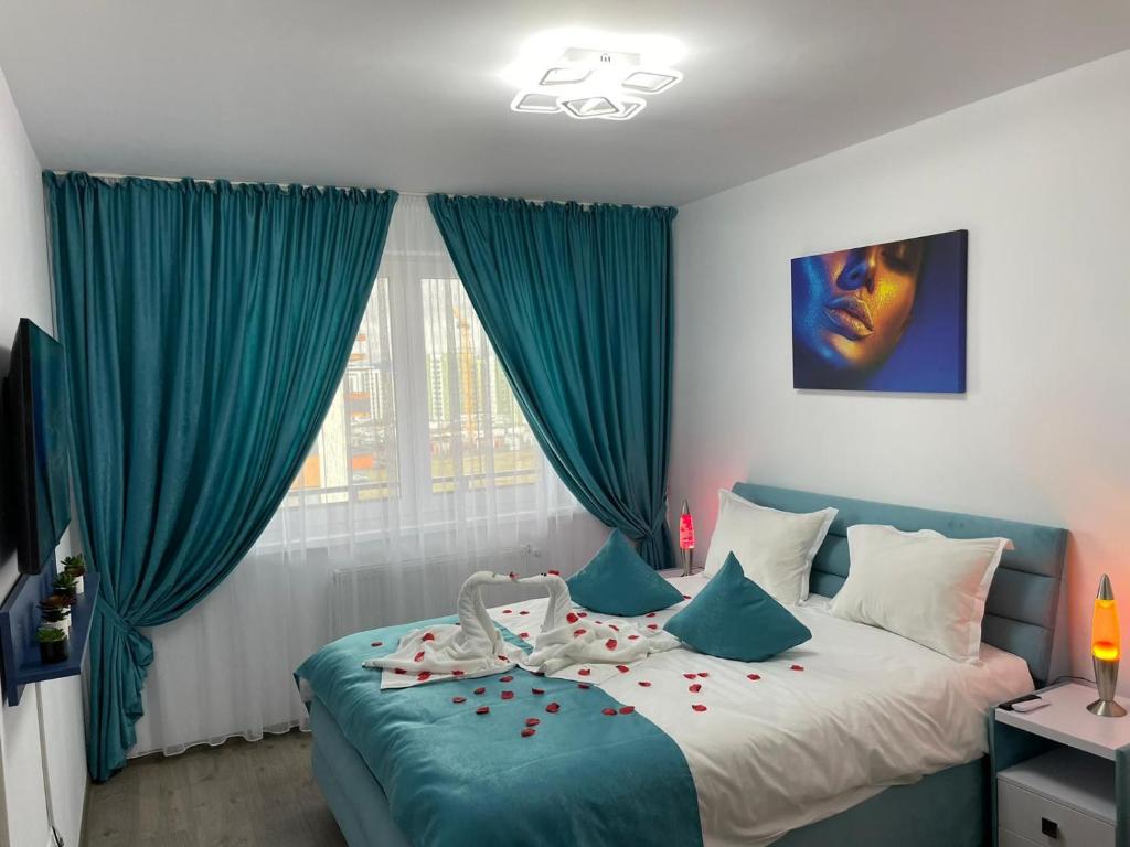 布拉索夫Apartamente Lux SYA Residence的一间卧室配有蓝色窗帘的床