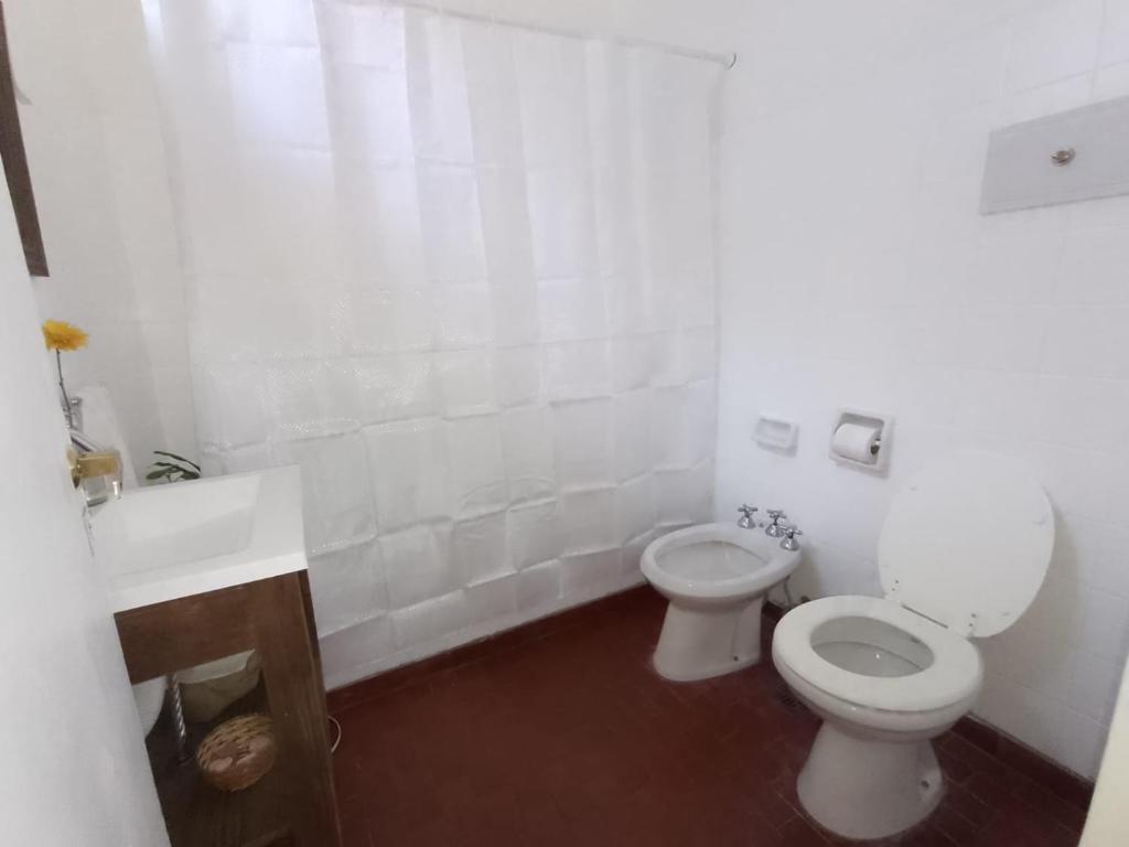布宜诺斯艾利斯Aristobulo的白色的浴室设有卫生间和水槽。
