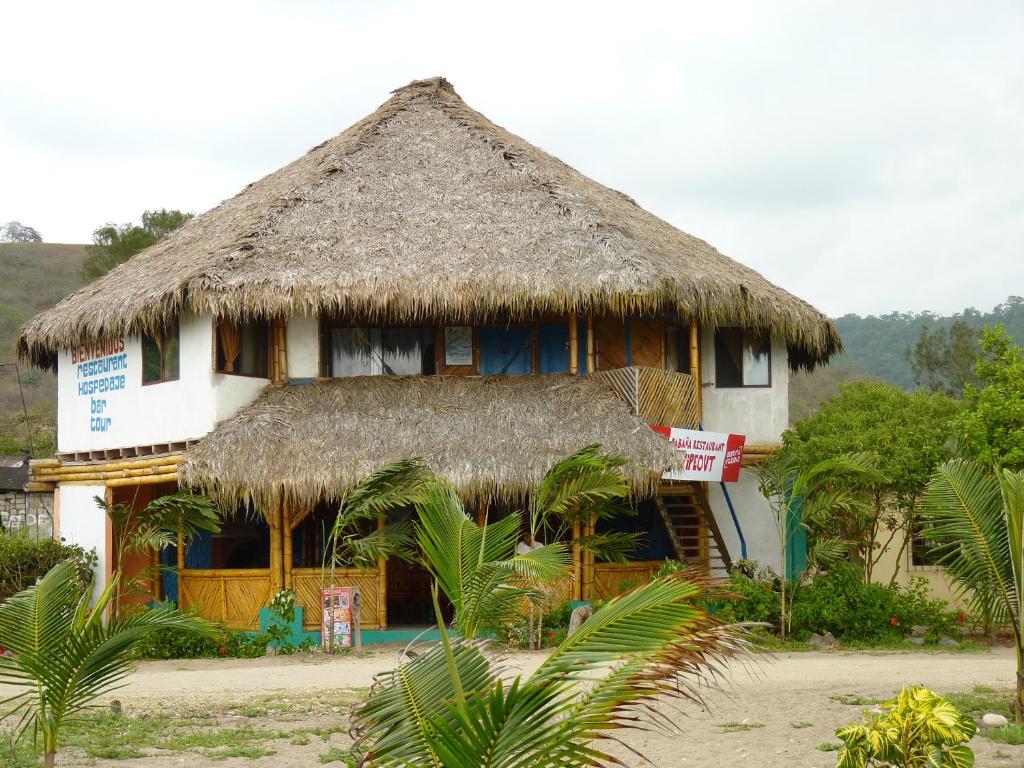 Las TunasWipeout Cabaña Restaurant的前面有标志的茅草屋顶房子