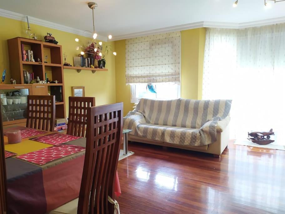 桑坦德TUS VACACIONES EN SANTANDER的客厅配有沙发和桌子