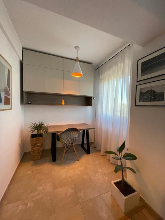 Cozy Apartment - near Airport and Palas Mall的休息区