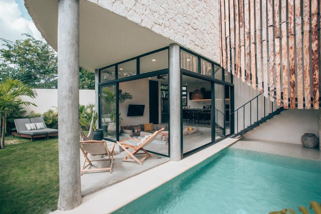 图卢姆Private Pool Jungle Boho Villa Soona 7A的房屋旁带游泳池的房子