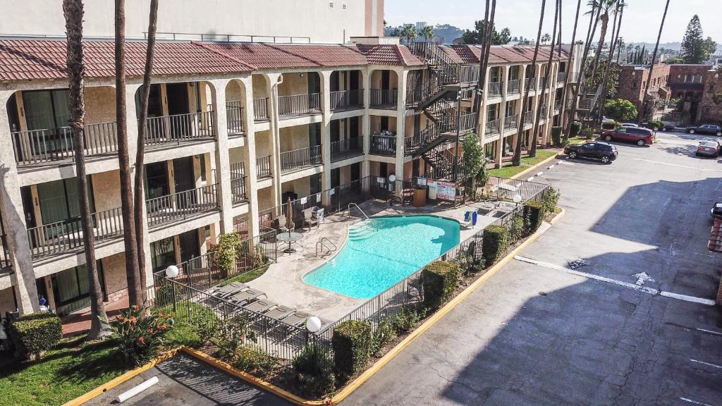 格伦代尔瓦格帮格伦代尔酒店的公寓大楼前设有游泳池