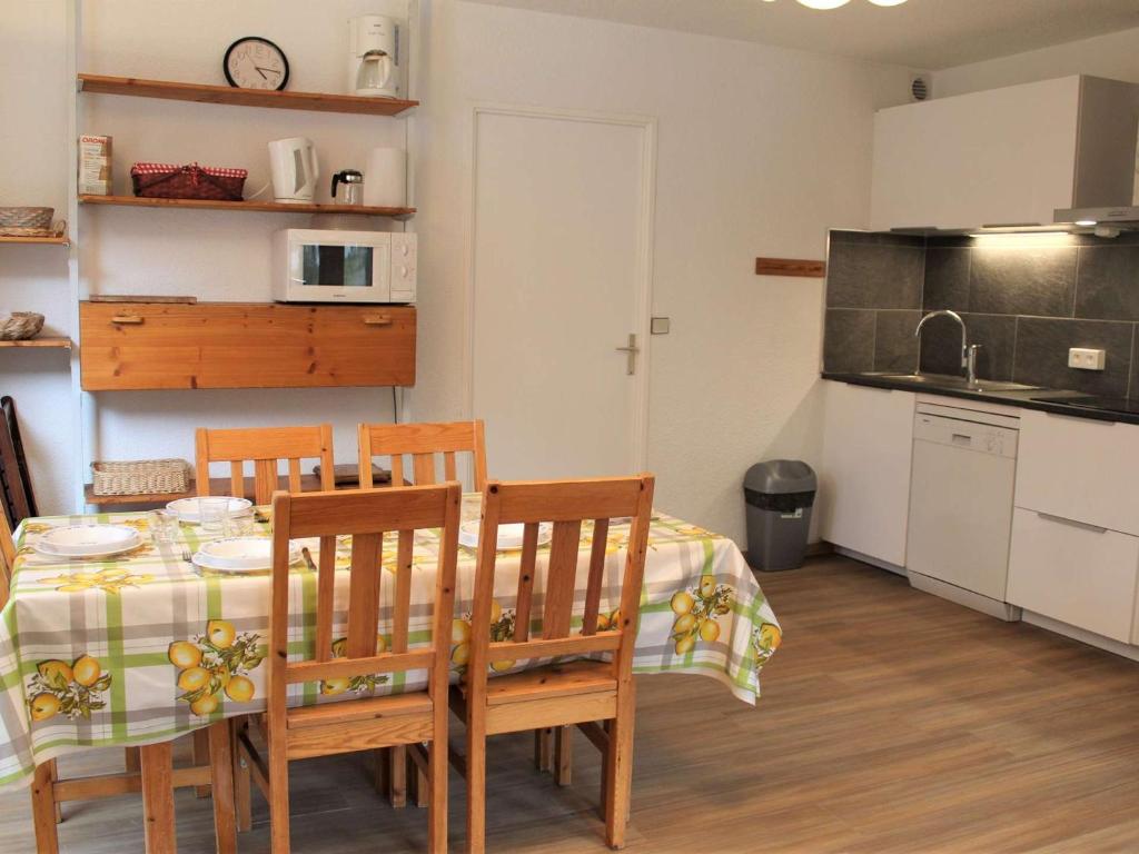 瓦尔Appartement Vars, 3 pièces, 8 personnes - FR-1-330B-125的厨房以及带桌椅的用餐室。