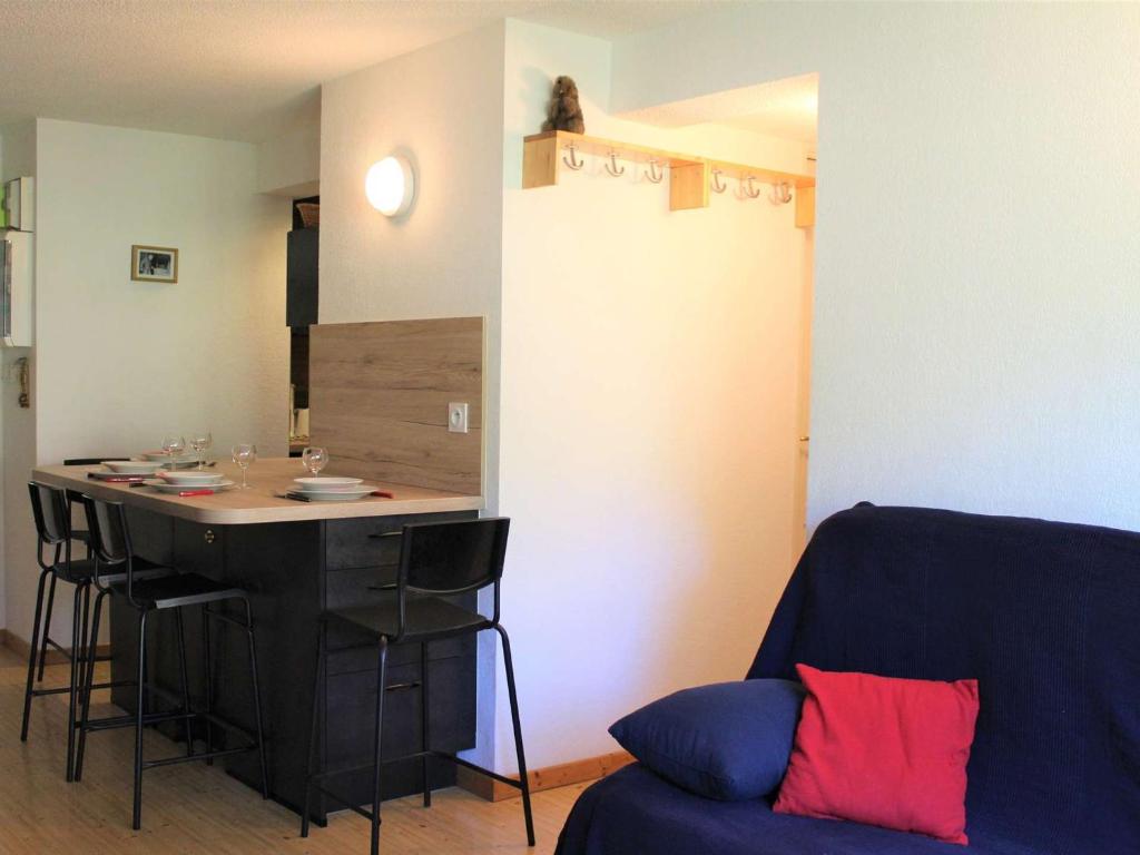 瓦尔Appartement Vars, 2 pièces, 4 personnes - FR-1-330B-129的一间带蓝色沙发的客厅和一间厨房