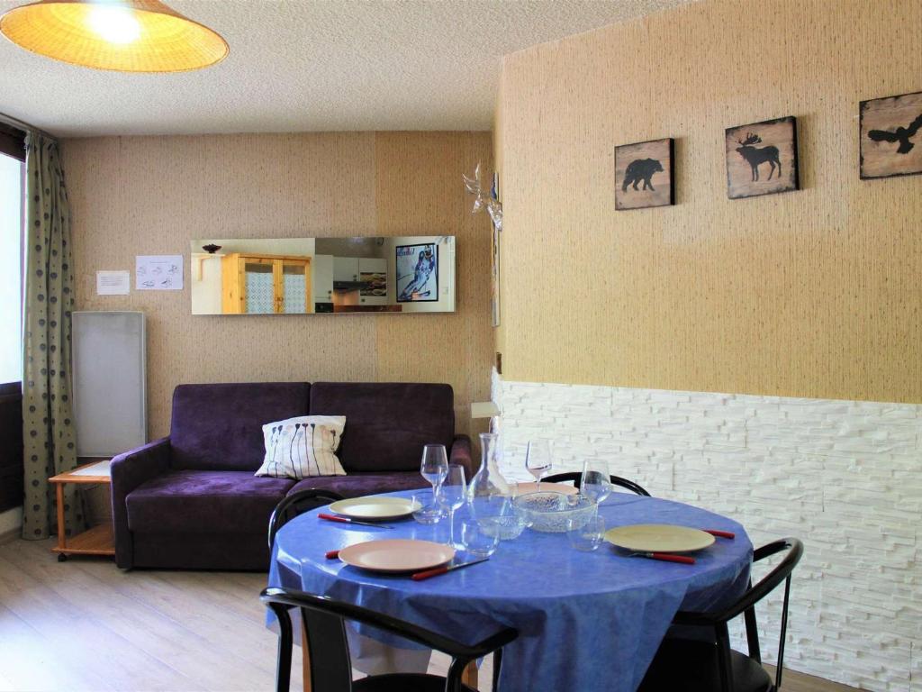 瓦尔Appartement Vars, 1 pièce, 4 personnes - FR-1-330B-143的客厅配有蓝色的桌椅和沙发