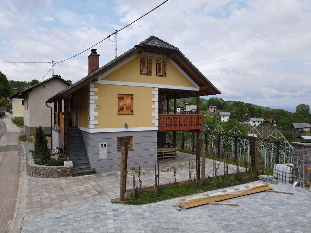 ČrnomeljHoliday home in Crnomelj - Kranjska Krain 35279的一座正在建造的有栅栏的小房子