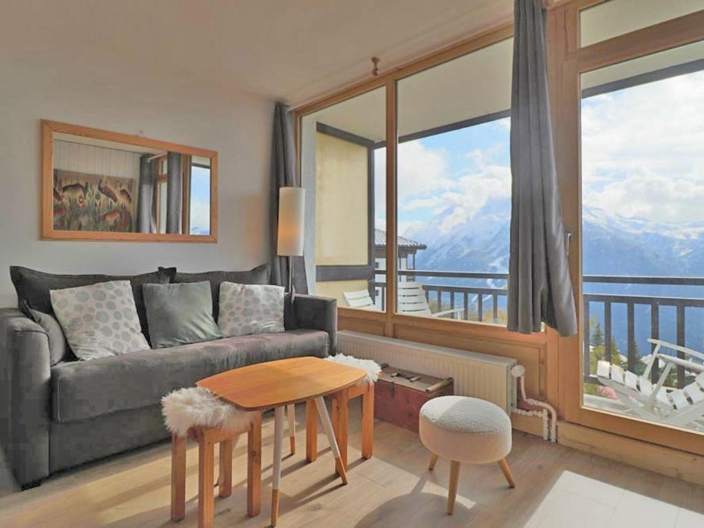 蒙特瓦勒赞Appartement Montvalezan-La Rosière, 3 pièces, 6 personnes - FR-1-398-609的客厅配有沙发和桌子