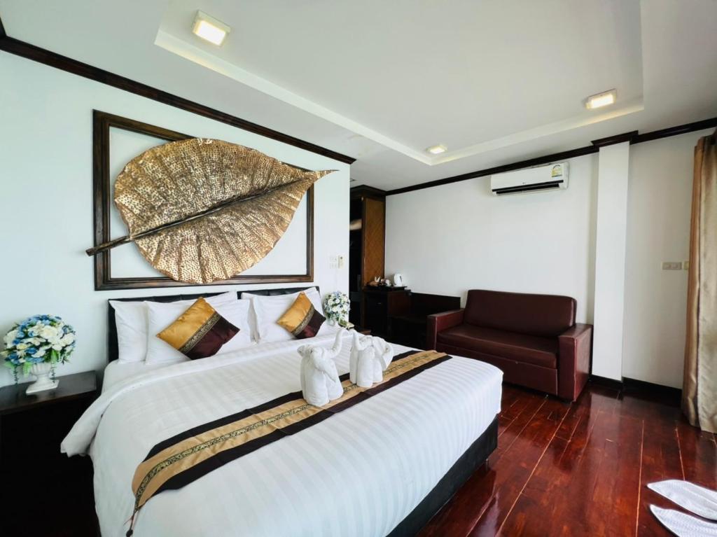 丽贝岛利普小屋海滩度假村 的酒店客房带一张大床和一把椅子