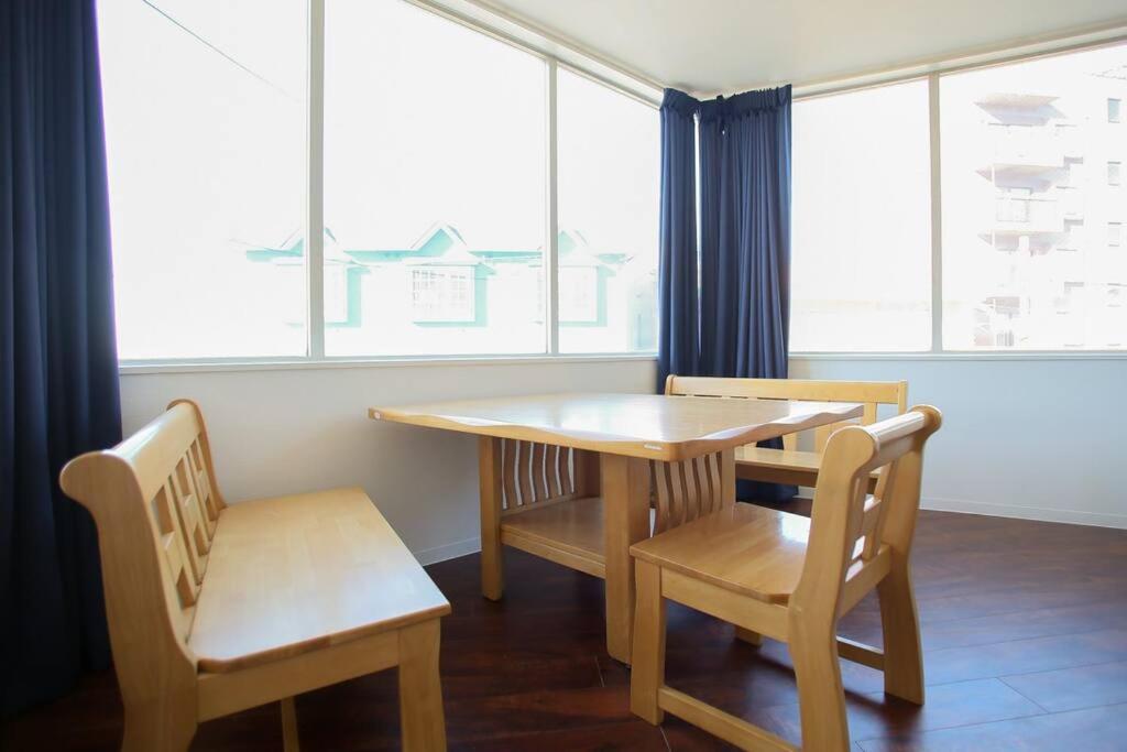 小樽Zenibako House 2f的窗户间里的桌椅