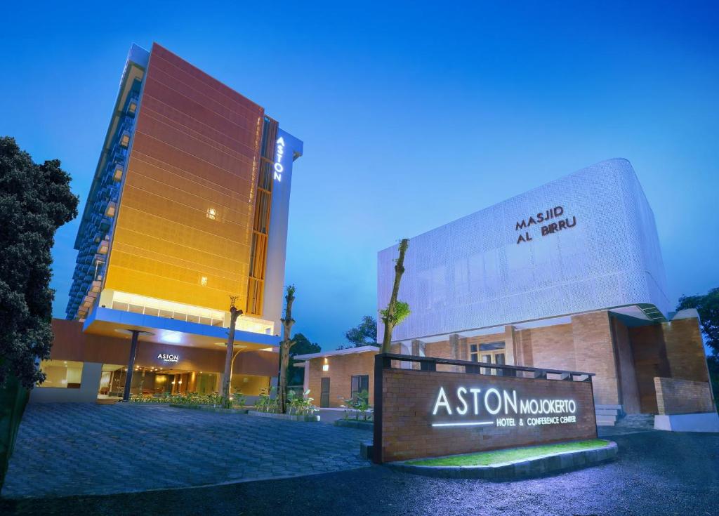 MojokertoASTON Mojokerto Hotel & Conference Center的前面有标志的一组建筑