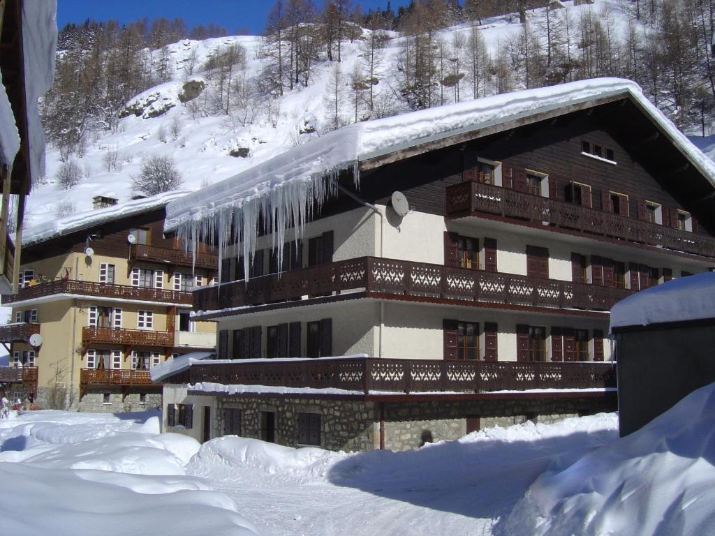 蒂涅勒杰内普酒店的一座被雪覆盖的建筑,上面挂着 ⁇ 石