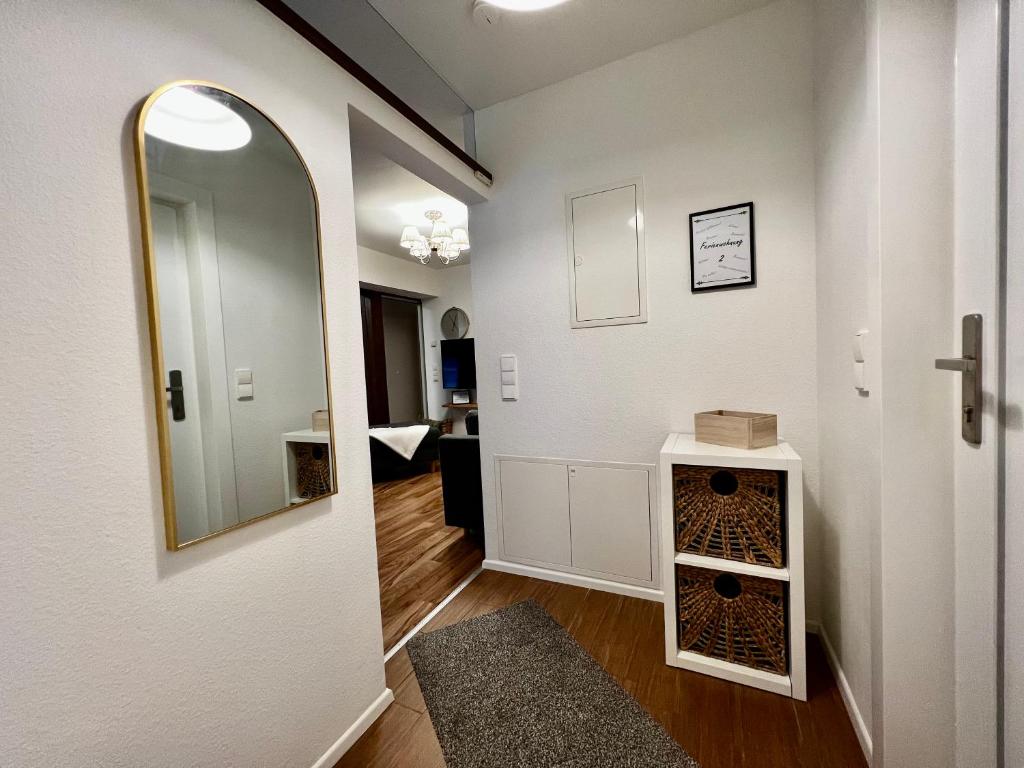 Modernes Apartment mit besonderem Charme - 1A Guesthouse的一间设有走廊、镜子和门的房间
