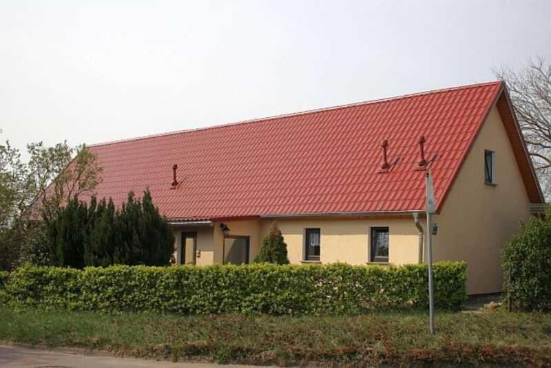 德雷施维茨Rügen Fewo 38的一座红色屋顶的大房子
