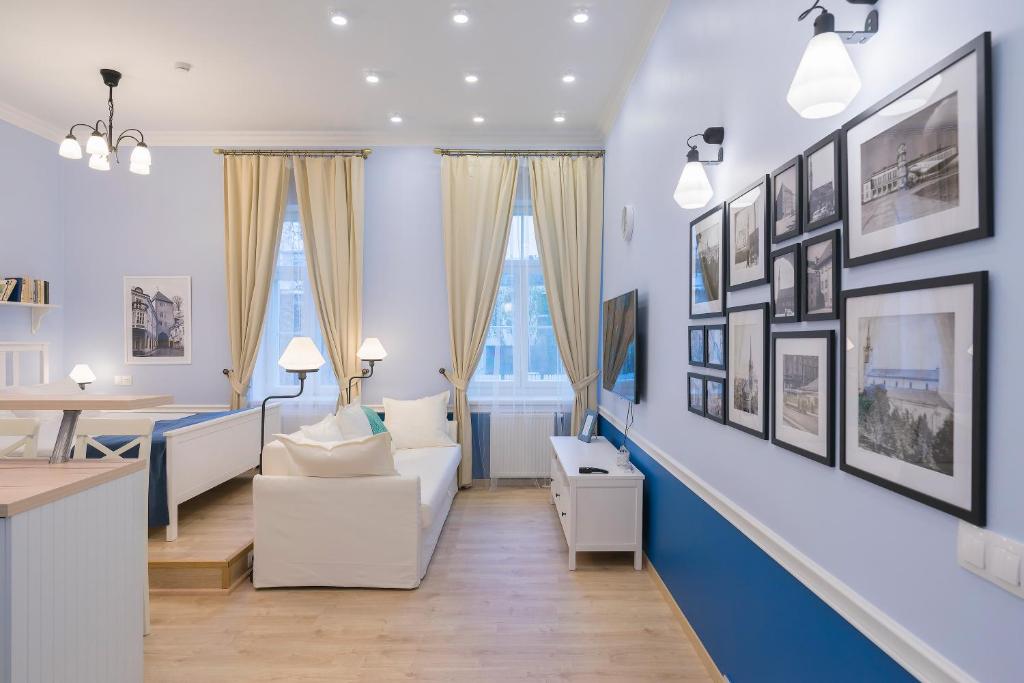 塔林梦未顿塔林的客厅拥有蓝色的墙壁和白色的家具