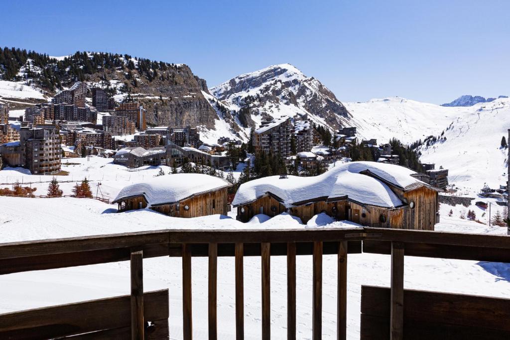 阿沃里亚兹Luxury Chalet with sauna by Avoriaz Chalets的一座有建筑物和山的雪覆盖的城市