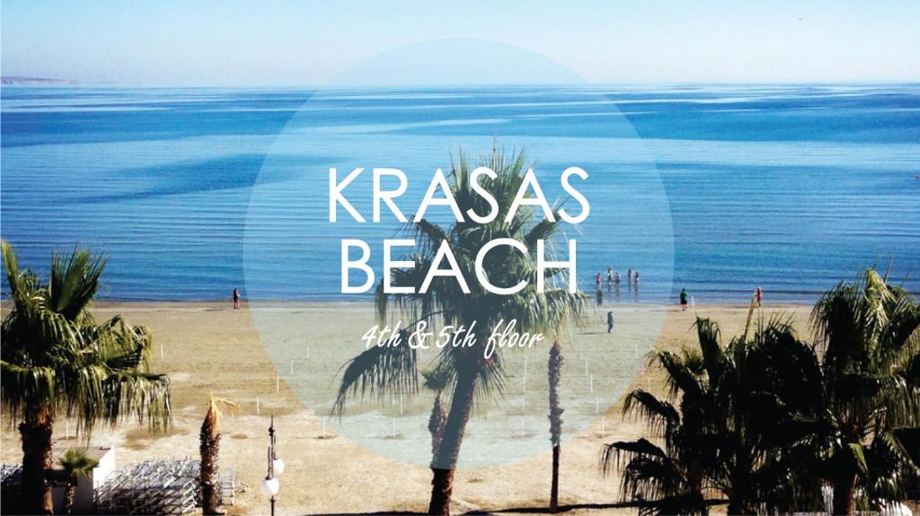 拉纳卡克拉萨斯海滩酒店的棕榈树海滩和Karma海滩的景色