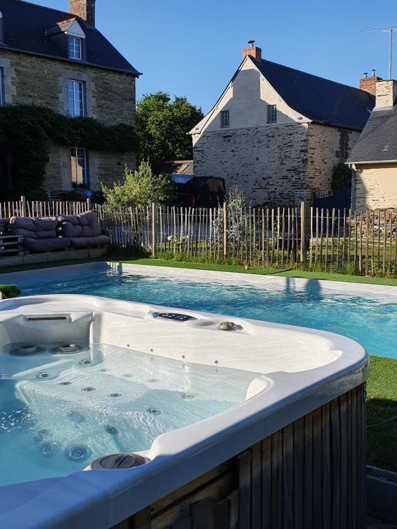 AmanlisGîte le talus的房屋旁的院子内的热水浴池