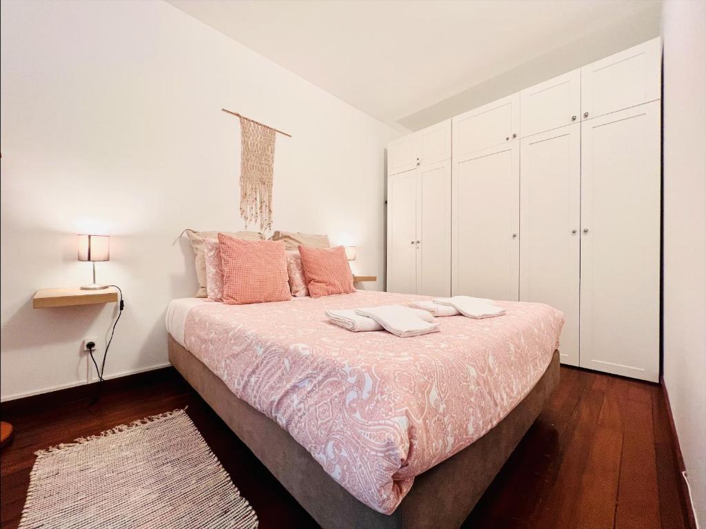 吉尔斯Studio Gerês的一间卧室配有一张带白色橱柜的大床