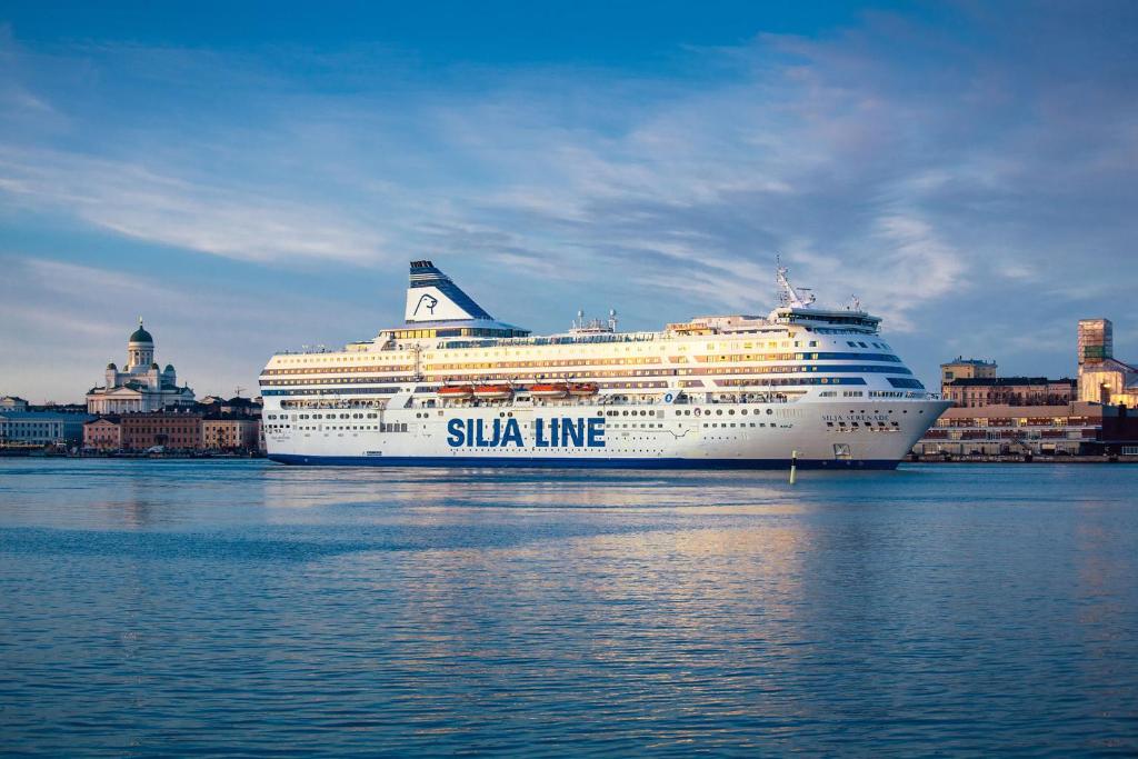 赫尔辛基Silja Line ferry - Helsinki 2 nights return cruise to Stockholm的一艘大型游轮坐在水中