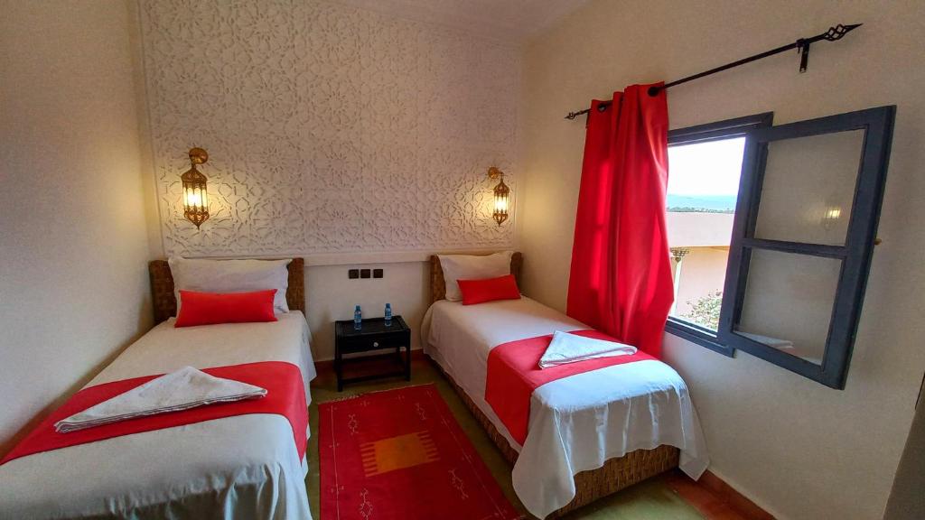 Nkob卡斯巴恩那海尔旅馆的带窗户的客房内的两张床
