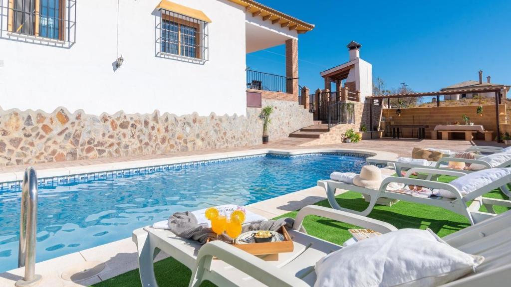 AlmácharCasa Villalba Almachar by Ruralidays的别墅设有游泳池和庭院家具。