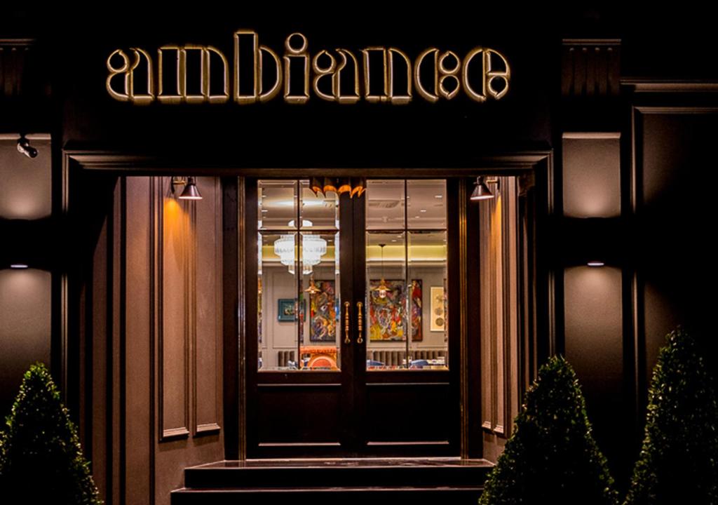 拉合尔Ambiance Boutique Art Hotel Lahore的动物药房入口前的标志