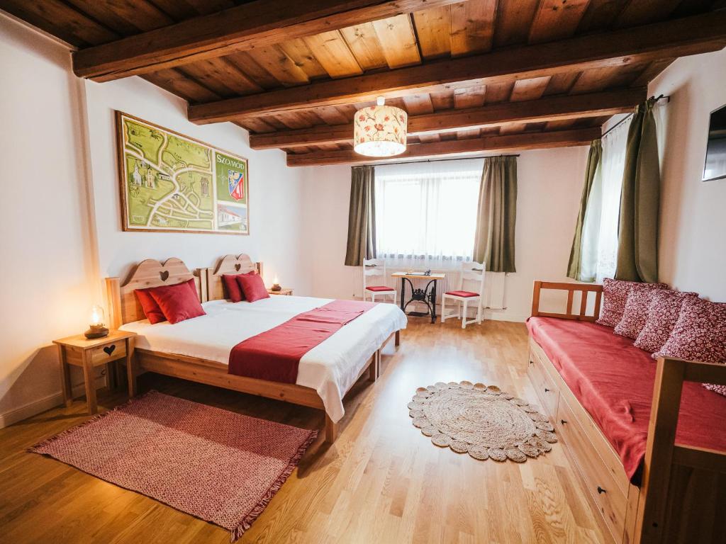 SzomódA MI KISHÁZUNK vendégház的一间卧室配有一张大床和一张沙发