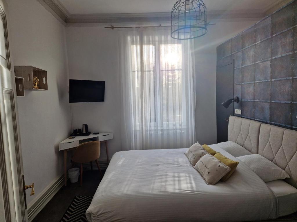 科尔马Hipster suites - Chez Axelle -的一间小卧室,配有一张床和一张书桌