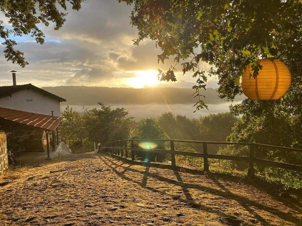 圣佩罗多索Land of Deveza - Tiny Houses的背景中带有日落的栅栏