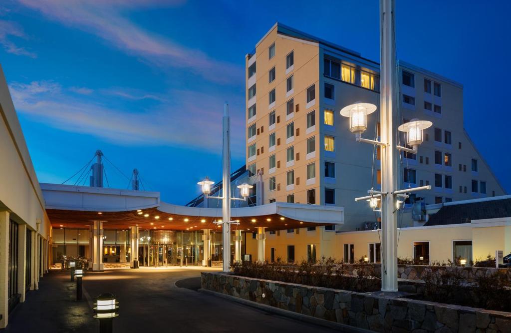 纽波特Newport Harbor Island Resort的一座建筑的侧面有灯