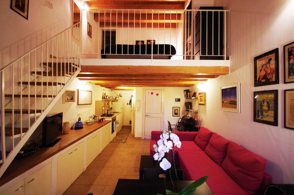 巴里圣巴巴拉皮亚泽塔公寓的一间带红色沙发的客厅和楼梯