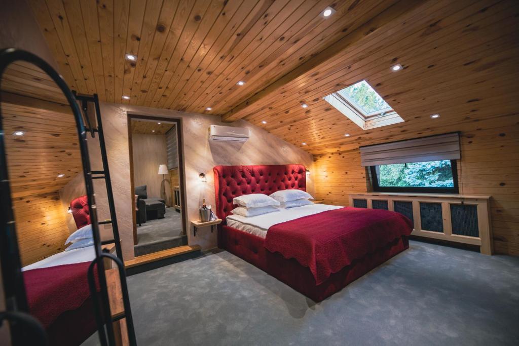 普洛耶什蒂Casa Seciu的木制客房内的一张红色床