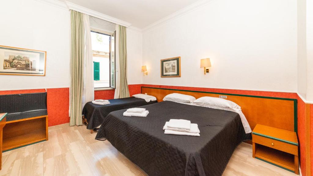 罗马HOTEL CENTER 2的一间卧室配有两张床和一台平面电视