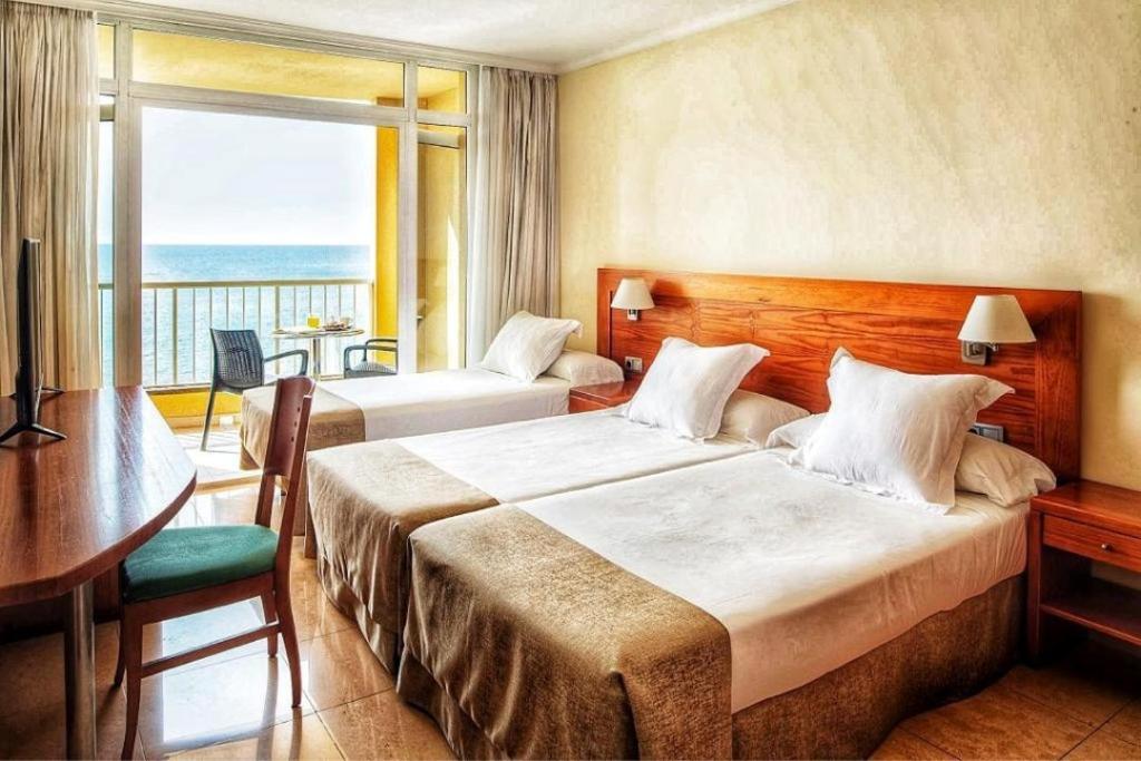阿雷西费迪亚马酒店的酒店客房设有两张床和一个阳台。