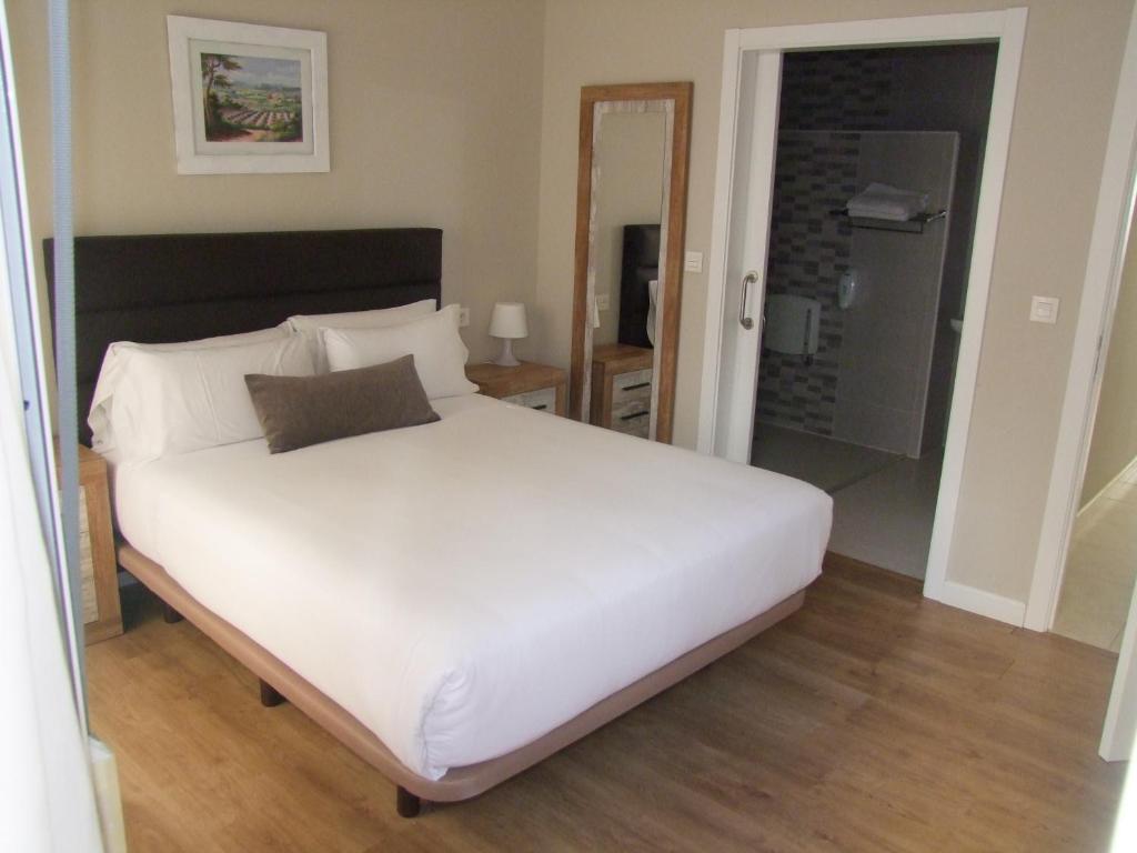 费罗尔Real Ferrol的一张大床,位于一间白色的床上