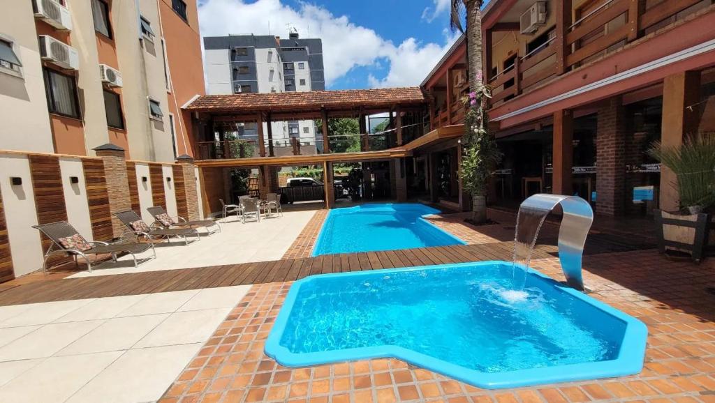 伊瓜苏普萨达松豪梅佛兹酒店的一座建筑物中央的游泳池
