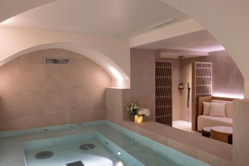 巴黎Hôtel Toujours & Spa的带浴缸的客房,设有客厅