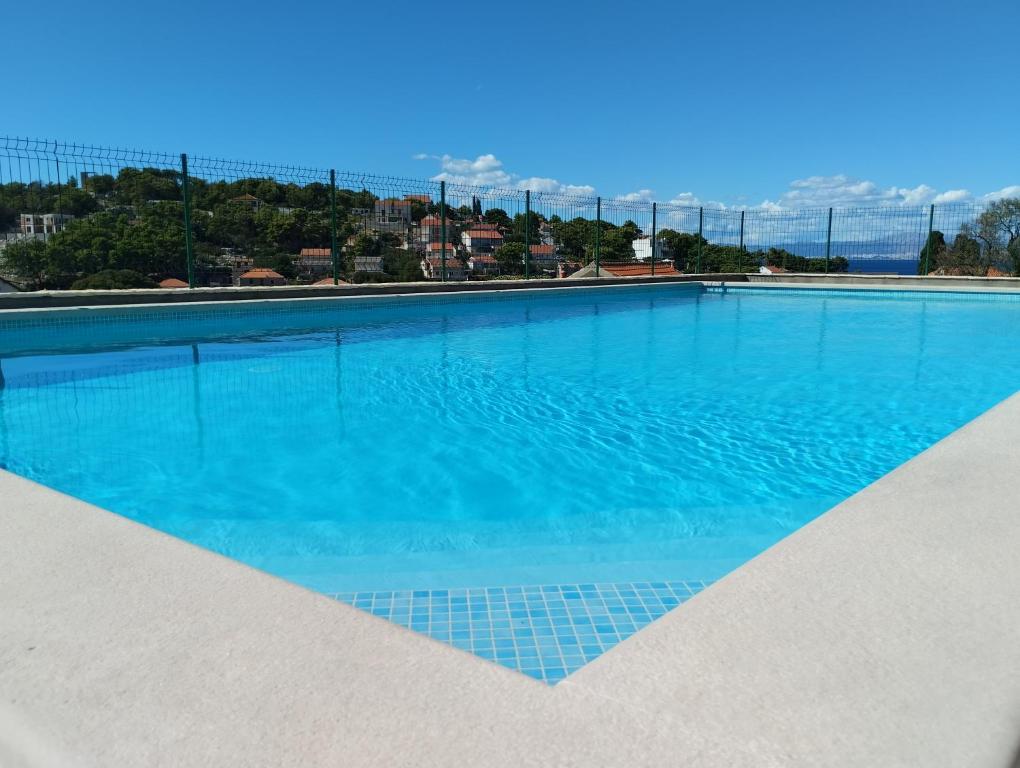 斯普利特卡Villa Sanja, Splitska的蓝色海水大型游泳池