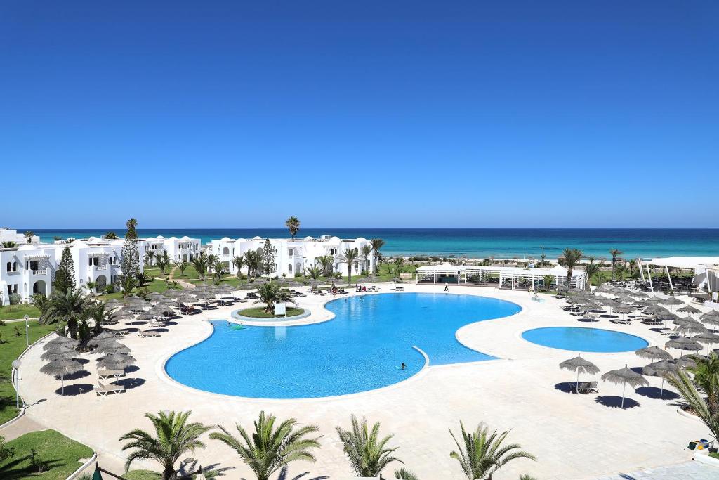 米多恩文奇太阳神海滩酒店的享有带游泳池和海洋的度假村的空中景致