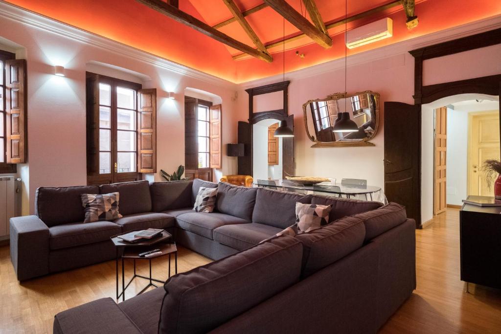 卡利亚里Domus De Gorga - Your Sardinian Apartment的客厅配有沙发和桌子