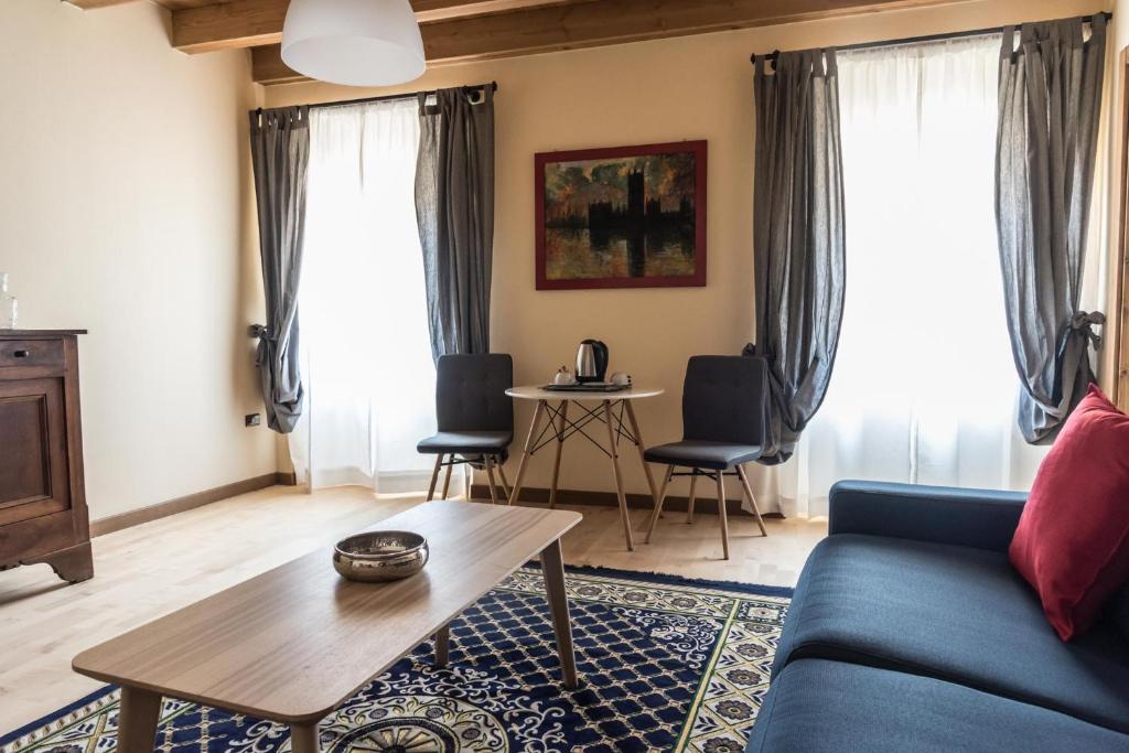 萨罗Casa Collini Salò的客厅配有蓝色的沙发和桌子
