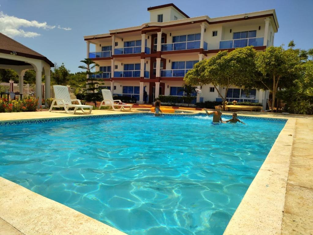 佩德纳莱斯Madome Aparta Hotel的酒店前的游泳池