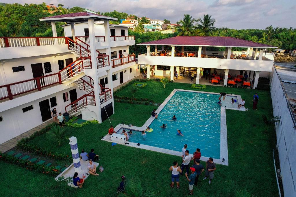 El MajahualMajahual Resort的一群人站在游泳池周围