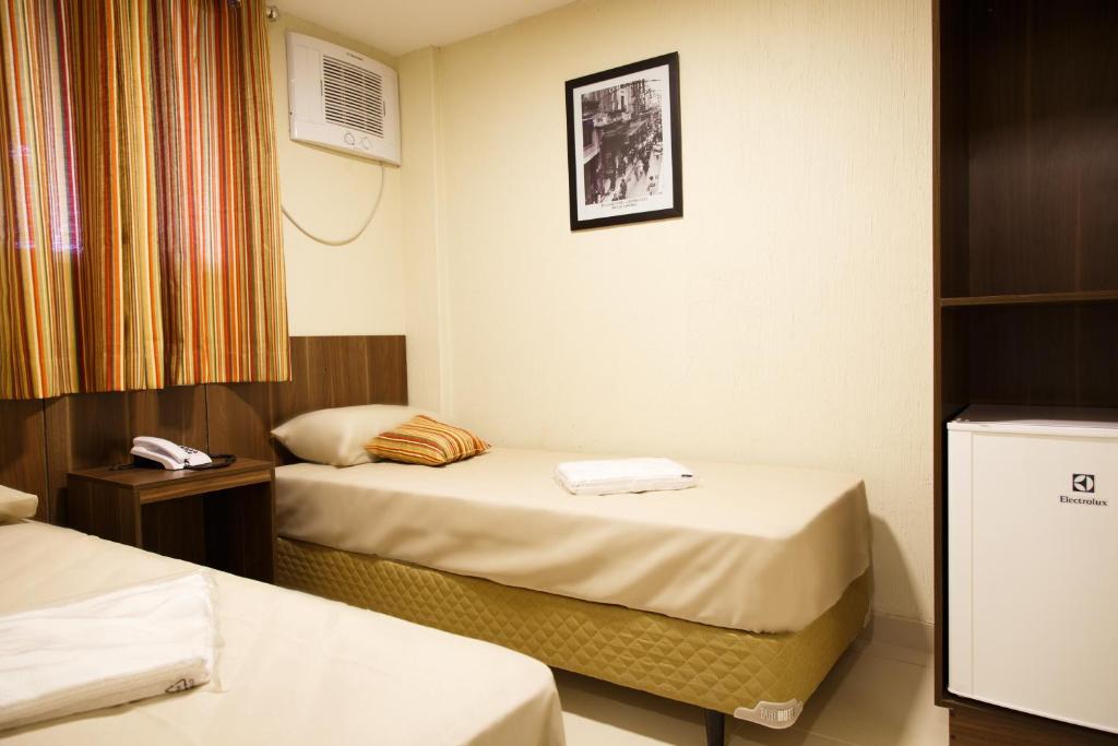 里约热内卢桑塔纳市区酒店的酒店客房设有两张床和窗户。