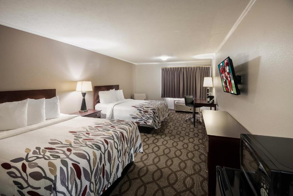 列克星敦Red Roof Inn & Suites Lexington - Hamburg的酒店客房设有两张床和电视。