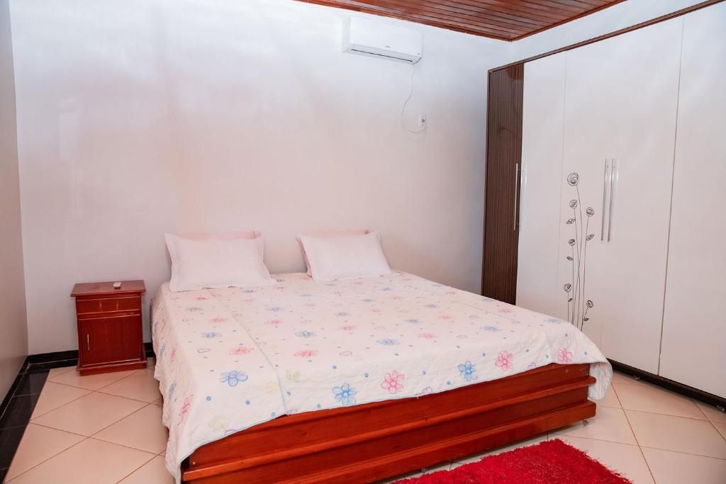 JuínaCasa com Wi-Fi e otima localizacao em Juina MT的一间带床和橱柜的小卧室