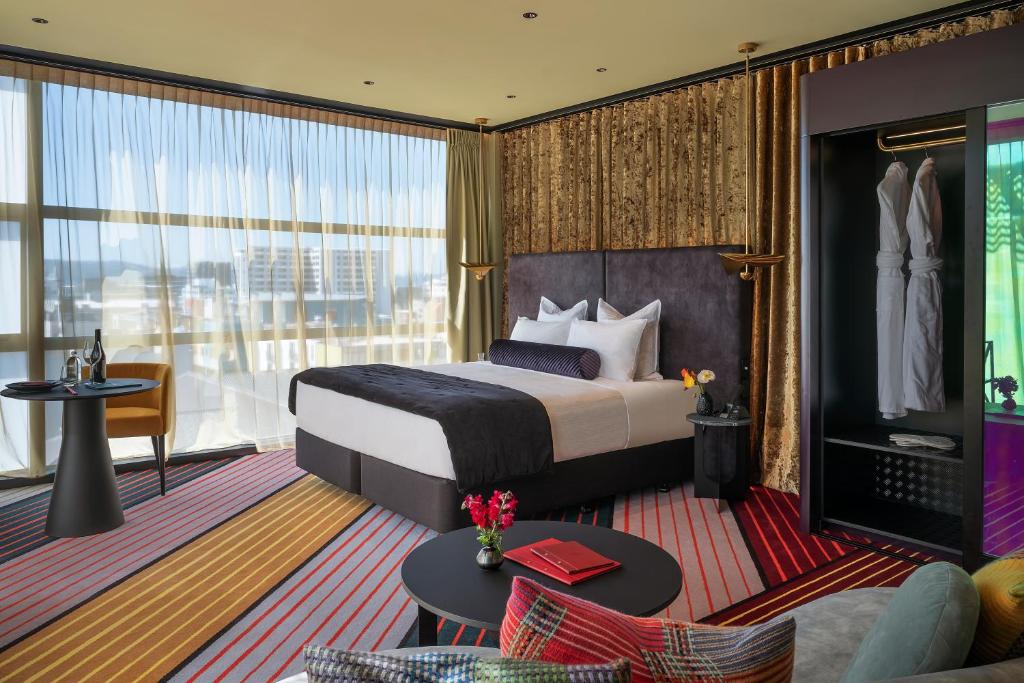惠灵顿Naumi Hotel Wellington的酒店客房设有一张床和一个大窗户
