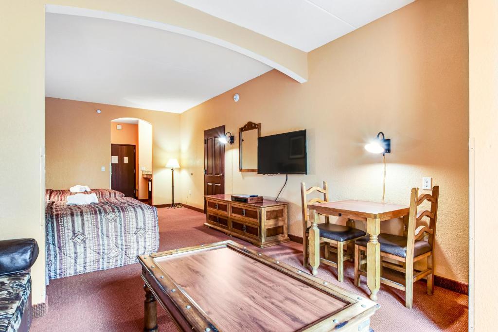 威斯康星戴尔Chula Vista Condo 2249的酒店客房设有一张桌子和一张床