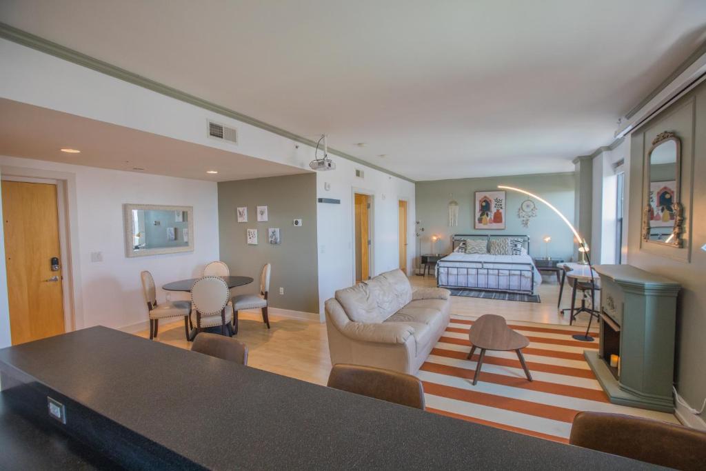 德梅因Designer Downtown Condo Suite - Splendid View的客厅配有沙发和桌子